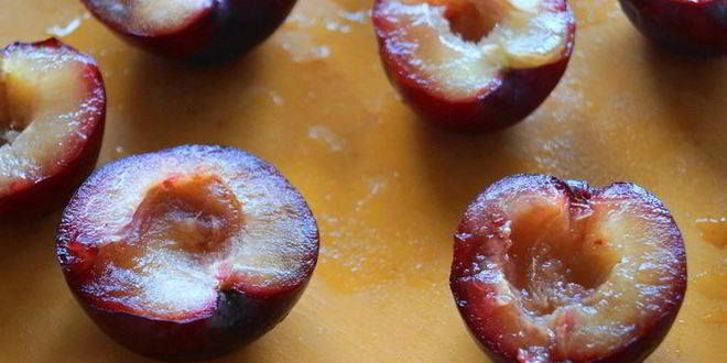 Рецепт пирога со сливами и творожной заливкой