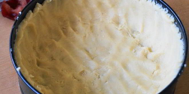 Рецепт пирога со сливами и творожной заливкой