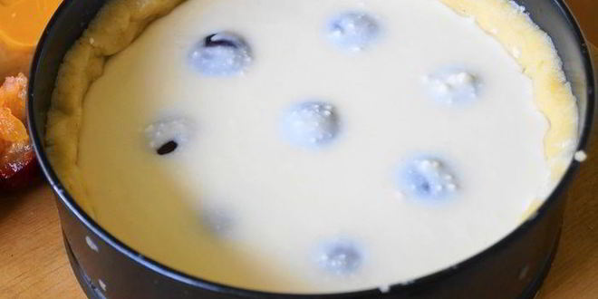 Рецепт пирога со сливами и творожной заливкой