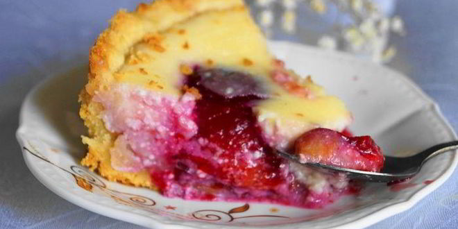 Рецепт пирога со сливами и творожной заливкой