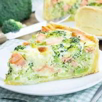 Сочный пирог с брокколи и семгой