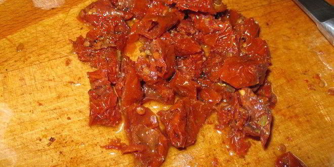 Рецепт весеннего пирога с крапивой и вялеными томатами