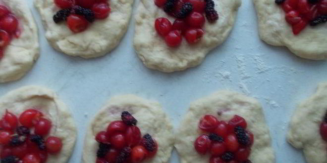 Рецепт домашних пирожков с вишней и шелковицей