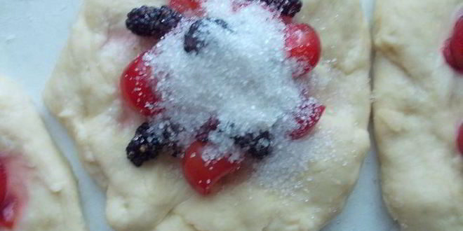 Рецепт домашних пирожков с вишней и шелковицей