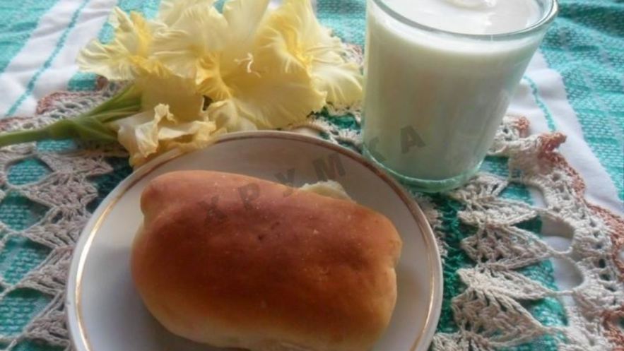 Рецепт дрожжевых пирожков с зеленым луком и яйцом в духовке