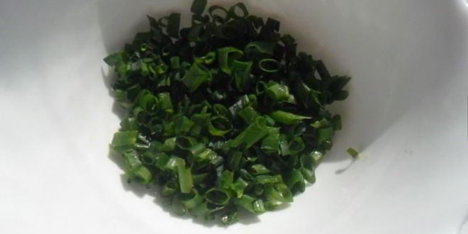 Рецепт дрожжевых пирожков с зеленым луком и яйцом в духовке