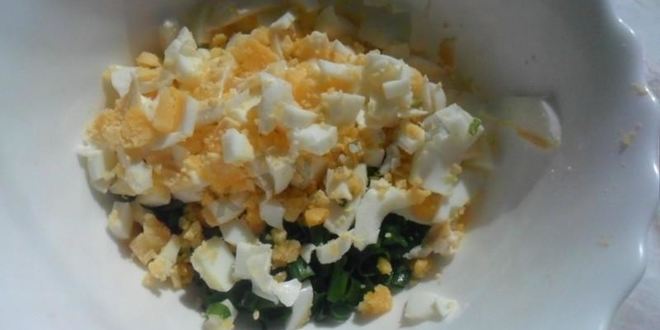 Рецепт дрожжевых пирожков с зеленым луком и яйцом в духовке