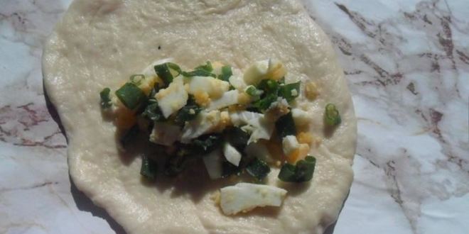 Рецепт дрожжевых пирожков с зеленым луком и яйцом в духовке