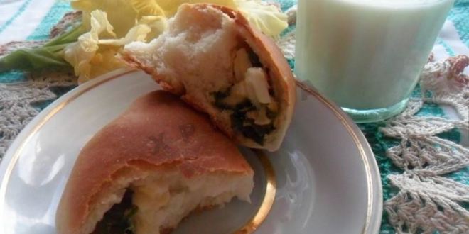 Рецепт дрожжевых пирожков с зеленым луком и яйцом в духовке