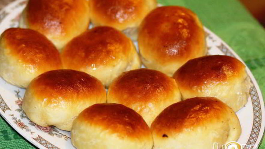 Рецепт печеных пирожков с жареной капустой и яйцом