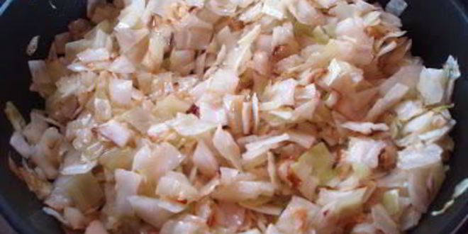 Рецепт печеных пирожков с жареной капустой и яйцом