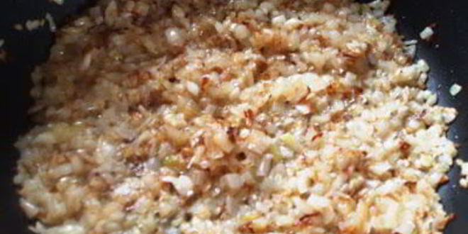 Рецепт печеных пирожков с жареной капустой и яйцом