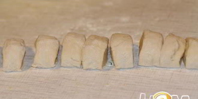 Рецепт печеных пирожков с жареной капустой и яйцом