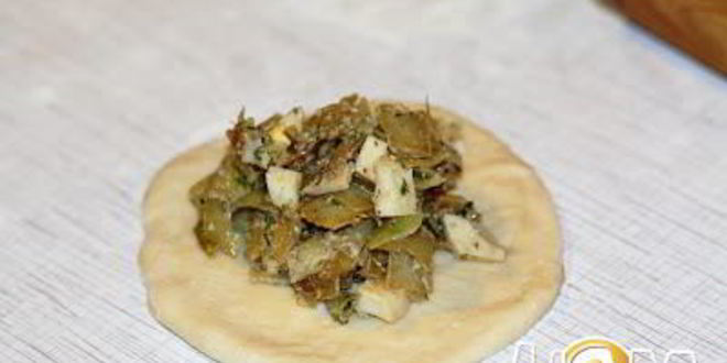 Рецепт печеных пирожков с жареной капустой и яйцом