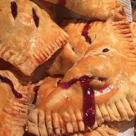 Рецепт Слоеных пирожков с вишней на пиве