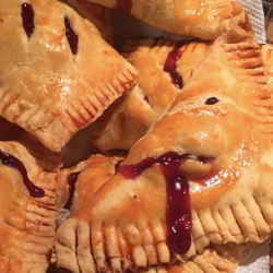 Рецепт Слоеных пирожков с вишней на пиве