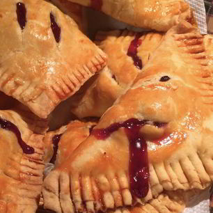 Рецепт Слоеных пирожков с вишней на пиве