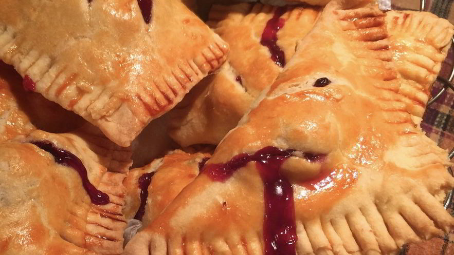 Рецепт слоеных пирожков с вишней на пиве