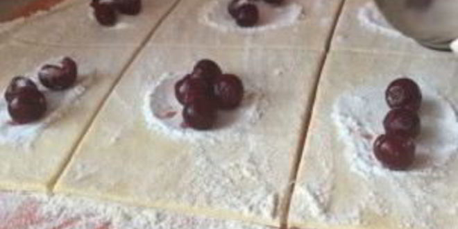 Рецепт слоеных пирожков с вишней на пиве