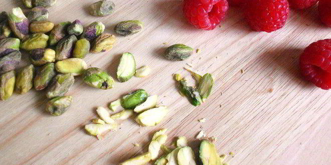 Рецепт корзинок с ганашем, брауни и малиной