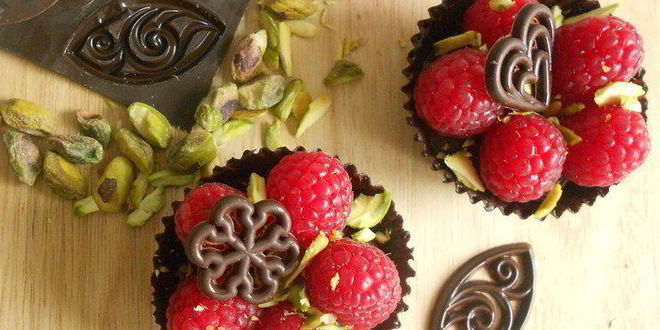 Рецепт корзинок с ганашем, брауни и малиной