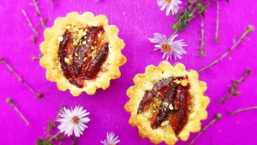 Рецепт пирожного корзинка с орехами и сливами