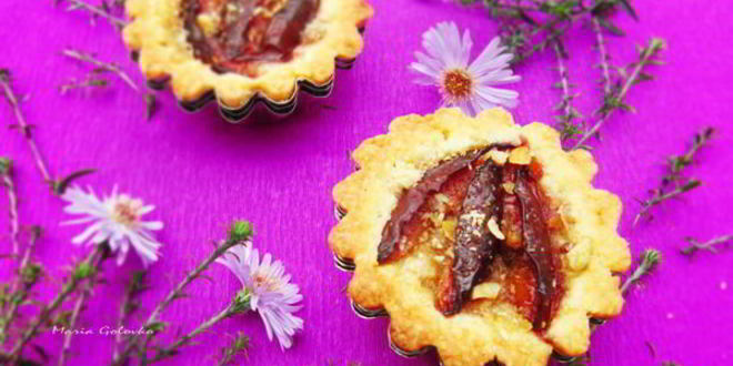 Рецепт пирожного корзинка с орехами и сливами