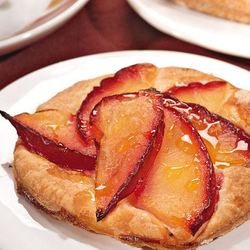 Рецепт Пирожных со сливами и козьим сыром