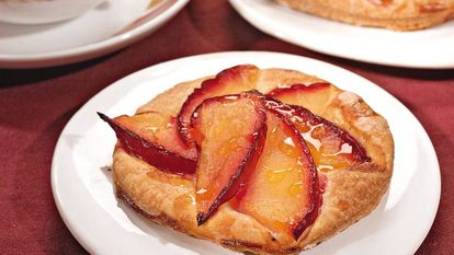 Рецепт Пирожных со сливами и козьим сыром