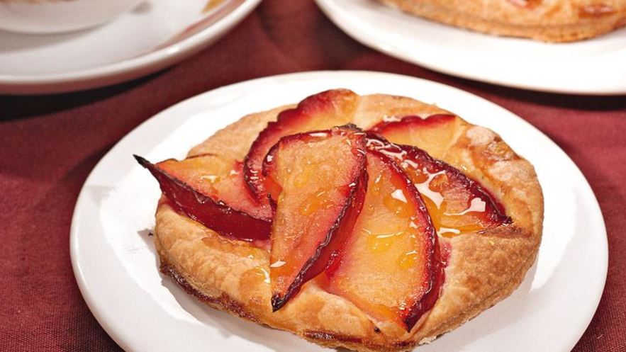 Рецепт пирожных со сливами и козьим сыром