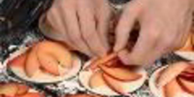 Рецепт пирожных со сливами и козьим сыром