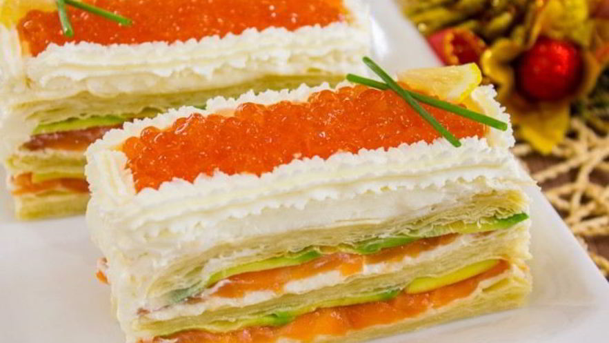 Рецепт закусочных пирожных из слоеного теста, форели и авокадо