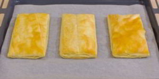 Рецепт закусочных пирожных из слоеного теста, форели и авокадо