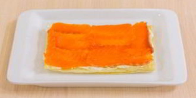 Рецепт закусочных пирожных из слоеного теста, форели и авокадо