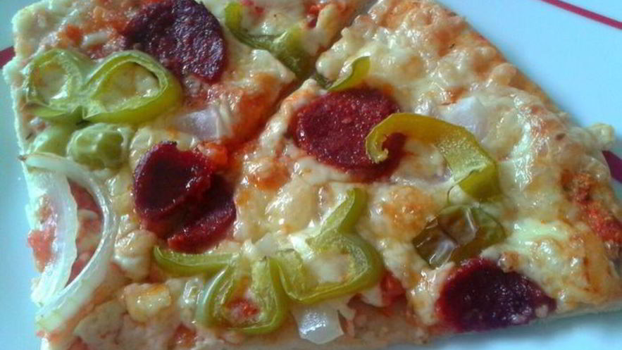 Рецепт пиццы домашней с колбасой