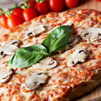 Пицца с моцареллой и грибами