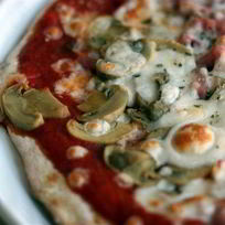 Пицца с печенью трески, грибами и лесными орехами