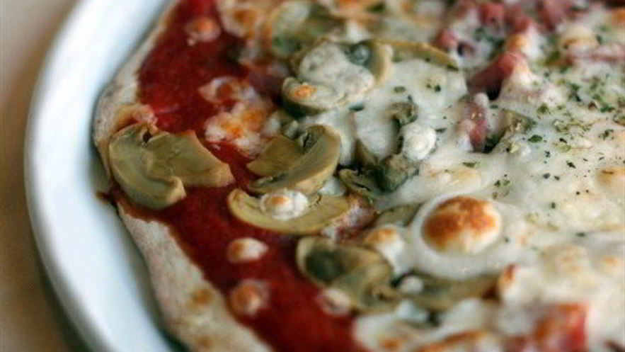 Рецепт пиццы с печенью трески, грибами и лесными орехами