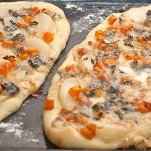 Рецепт Пиццы с тыквой, грушей и горгонзолой