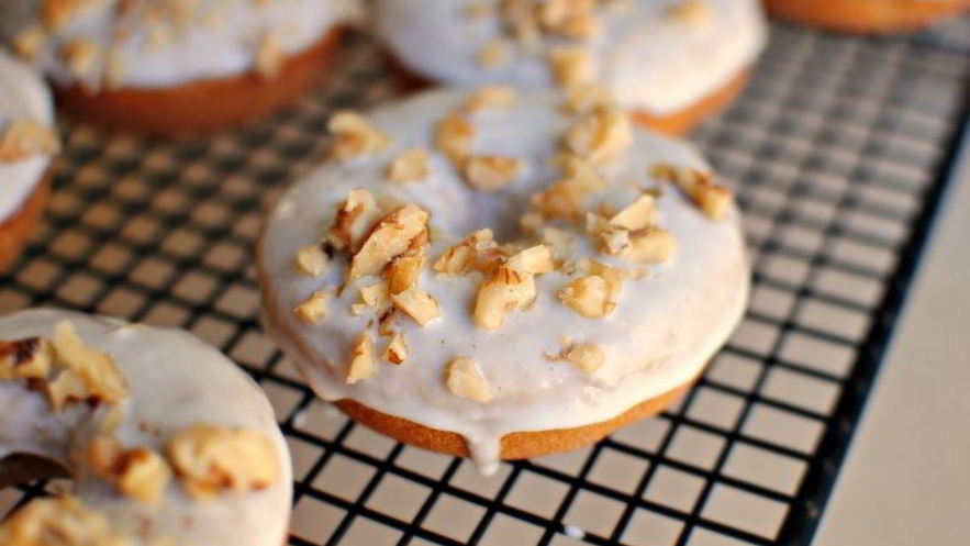 Рецепт банановых пончиков с грецкими орехами