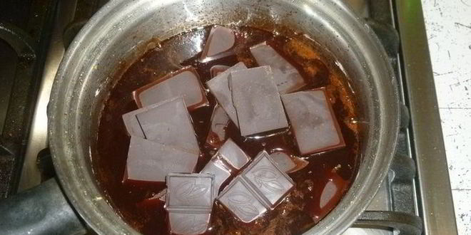 Рецепт пончиков на кефире с пряным сахаром и шоколадным соусом