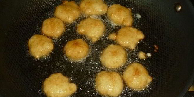 Рецепт пончиков на кефире с пряным сахаром и шоколадным соусом