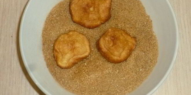 Рецепт пончиков на кефире с пряным сахаром и шоколадным соусом