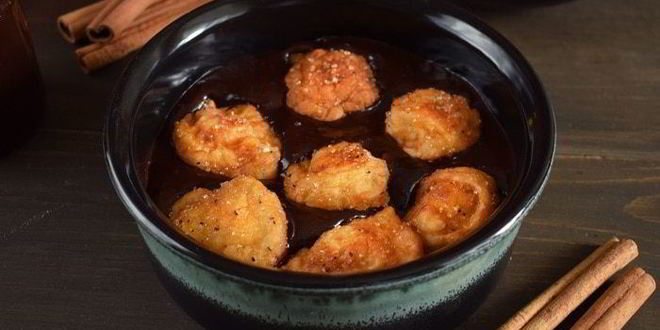 Рецепт пончиков на кефире с пряным сахаром и шоколадным соусом