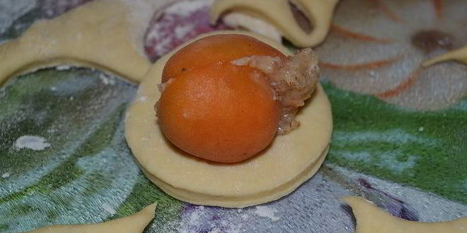 Рецепт пончиков с абрикосами и миндальной начинкой