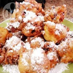 Рецепт Пончиков с изюмом и яблоками