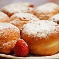 Рецепт Творожных пончиков с клубникой