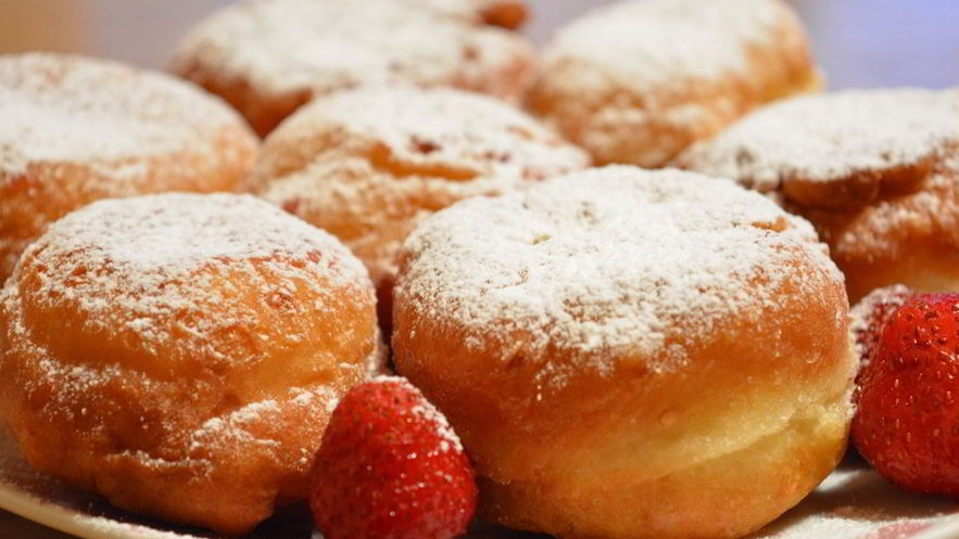 Рецепт творожных пончиков с клубникой