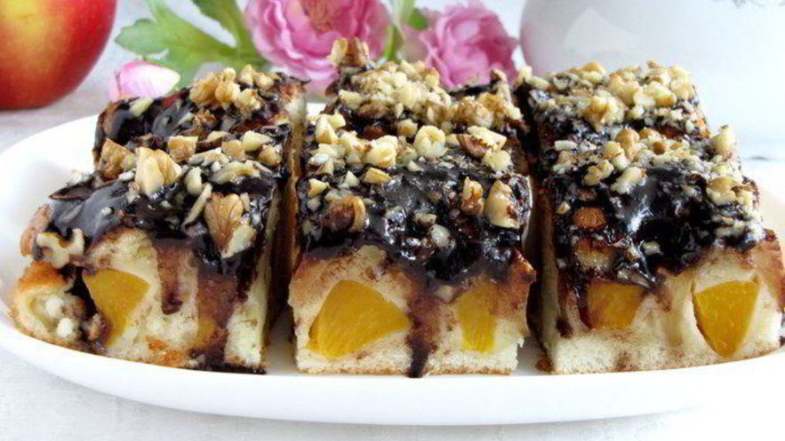 Рецепт фруктовой шарлотки с шоколадной глазурью