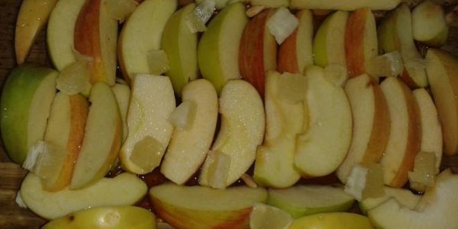 Рецепт шарлотки из яблок с карамелью